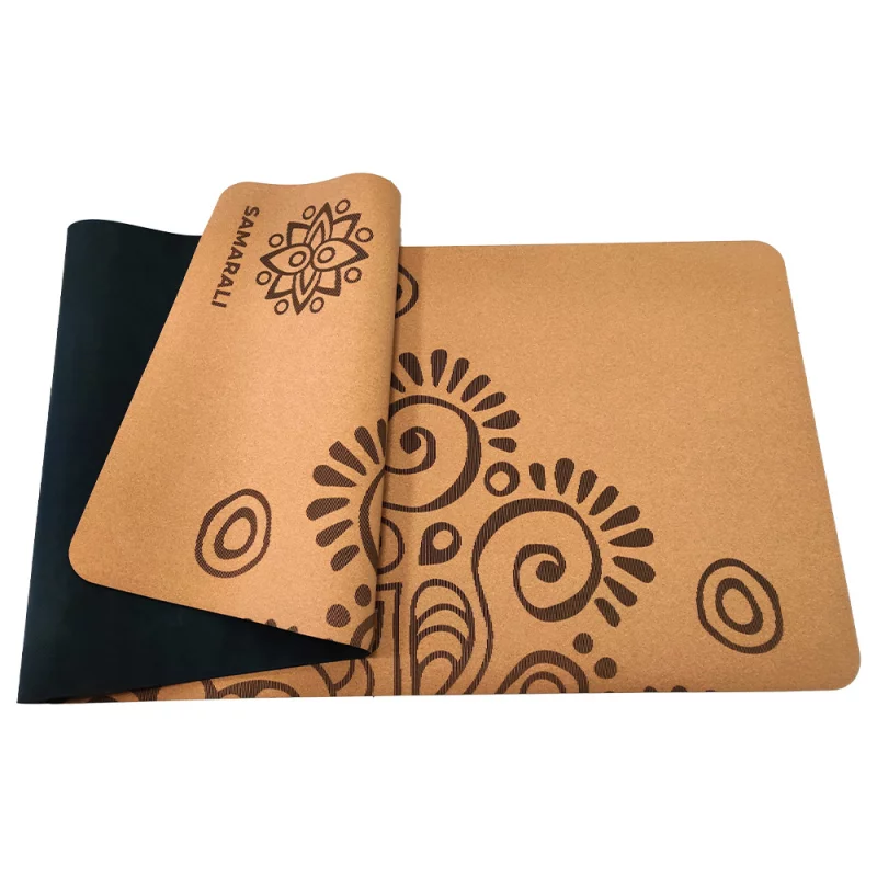 Nachhaltige, plastikfreie vegane Yogamatte aus Kork in Moon Eclipse Design, umgeben von natürlicher Umgebung.