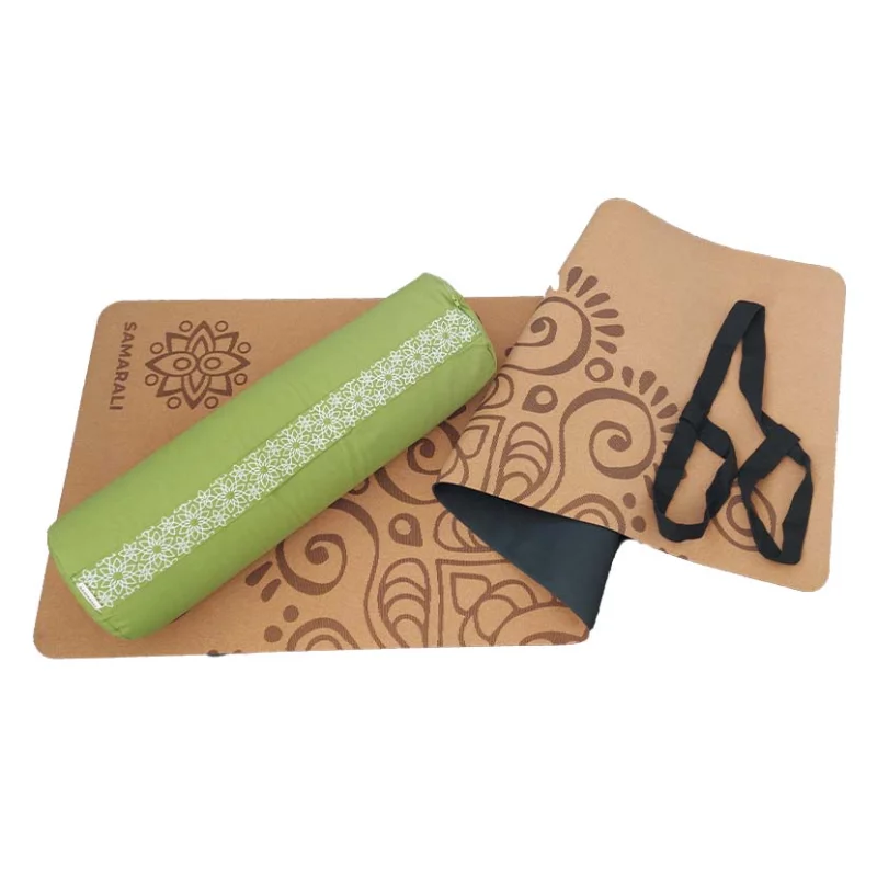 Yin Yoga Set Moon: Kork Yogamatte, grünes Bolster, Gurt und Massageball, nachhaltig aus GOTS zertifizierter Bio Baumwolle.