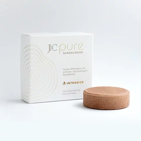 ALT-Text: Festes Sandelholz Shampoo INTENSIVE CACAO in auffälliger Verpackung, 55g, Limited Edition, auf weißem Hintergrund.