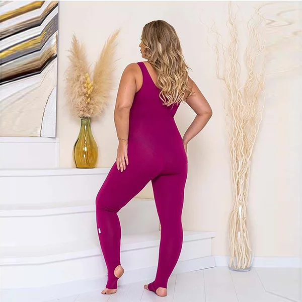 Yoga Jumpsuit Atlantic in Meeresblau, nachhaltig und vegan, zeigt atmungsaktiven Stoff und modischen Schnitt auf weißem Hinte