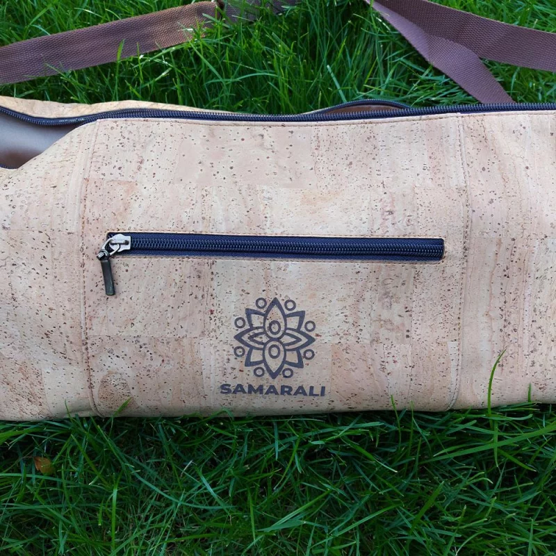 Yogatasche aus Kork in sanften Erdtönen, umweltfreundlich und vegan, mit praktischem Tragegriff und robustem Design.