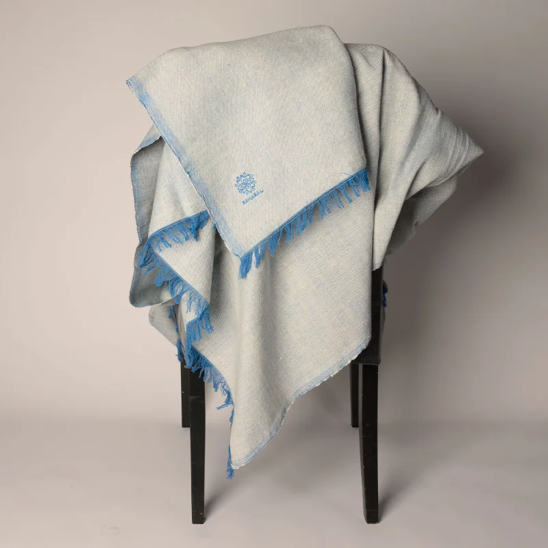 Yogadecke aus handgewebter Bio-Baumwolle in Blau, nachhaltig produziert, ideal für Yoga und Entspannung.