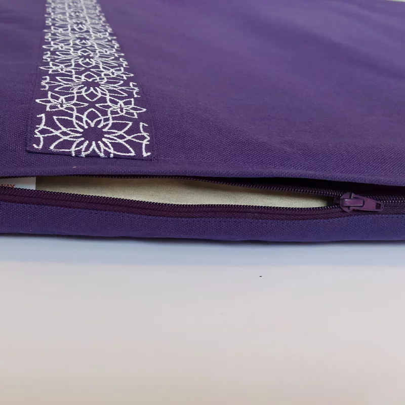 Bio-Zabuton Meditationsmatte in sanften Erdtönen, GOTS-zertifiziert, vegan, auf weichem Untergrund für komfortable Meditation