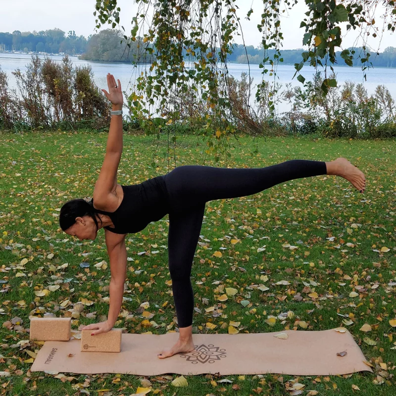 Kork Yoga Blöcke in natürlicher Farbe, nachhaltig und umweltfreundlich, ideal für Yogapraktiken und Unterstützung.