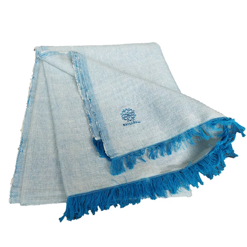 Yogadecke aus handgefertigter Bio-Baumwolle in Blau, nachhaltig, weich und ideal für Yogastunden oder Meditation.