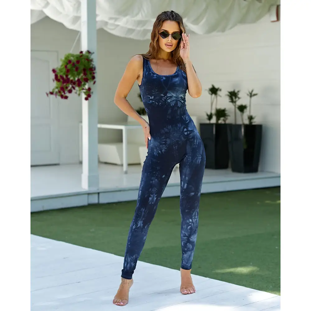 Yoga Jumpsuit Serenity aus Baumwolle in den Größen XS bis M, präsentiert in entspannter Pose auf einem matten Hintergrund.