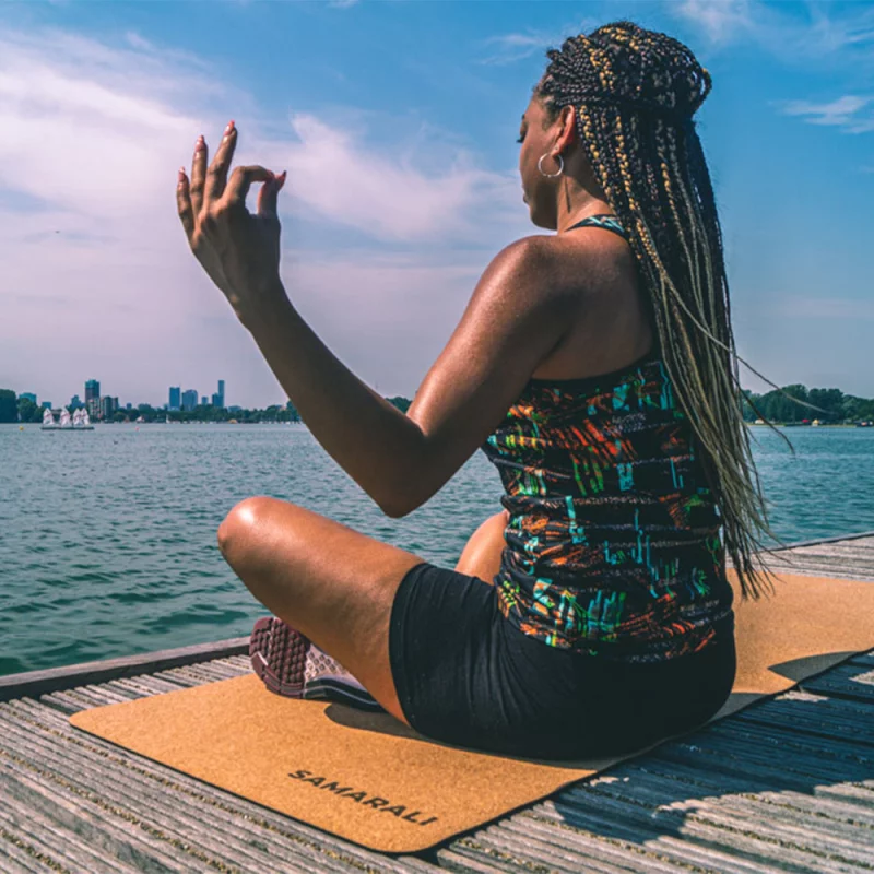 Nachhaltige, rutschfeste Kork Yoga Matte in natürlichem Design, vegan und Fairtrade zertifiziert, ideal für umweltbewusste Yo