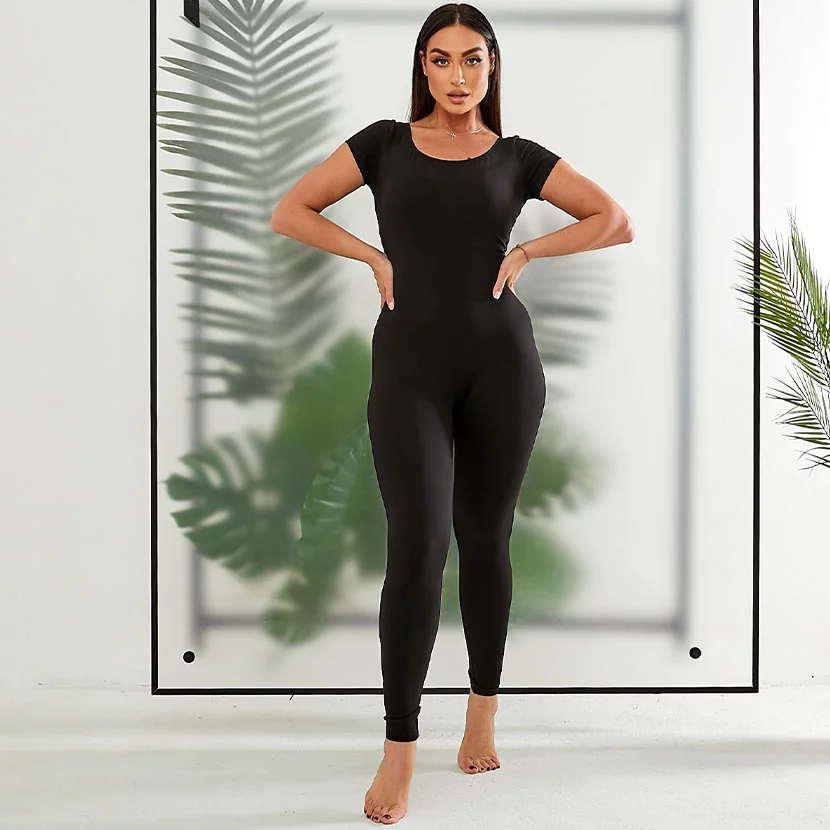 Yoga Jumpsuit Laguna in Schwarz, gefertigt aus OEKO-Tex Baumwolle, ideal für Yoga und Fitnessaktivitäten.
