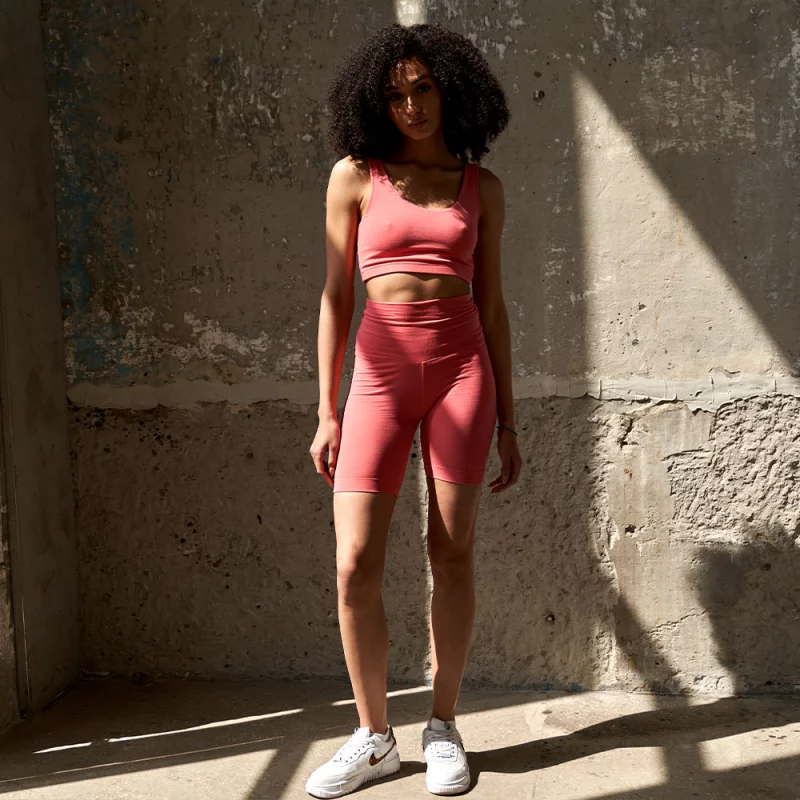 Yoga Shorts und BH in Pink, aus Baumwolle, Öko-Tex zertifiziert, perfekt für Fitness und Yoga, stilvolles Set für aktive Frau