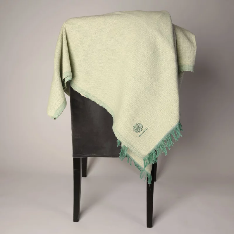 Yogadecke aus handgewebter Bio-Baumwolle in grün, nachhaltig gefertigt, ideal für Yoga und Entspannung.