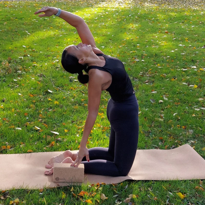 Kork Yoga Blöcke in natürlicher Farbe, umgeben von Yoga-Zubehör, ideal für nachhaltiges und umweltfreundliches Yoga.