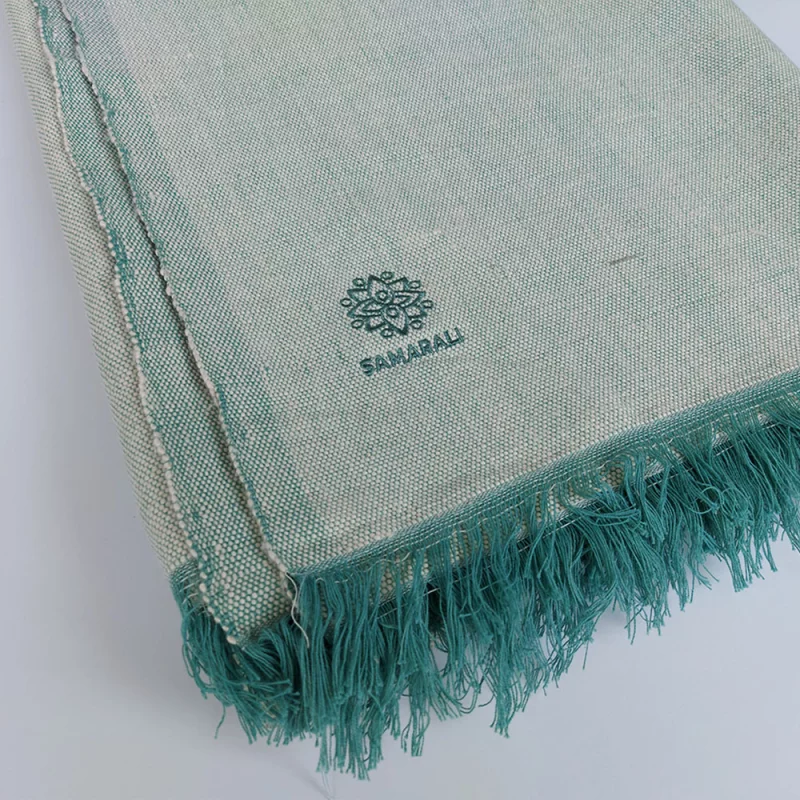 Yoga Decke aus Bio Baumwolle, handgewebt in nachhaltiger grüner Farbe – perfekt für Yoga und Meditation.