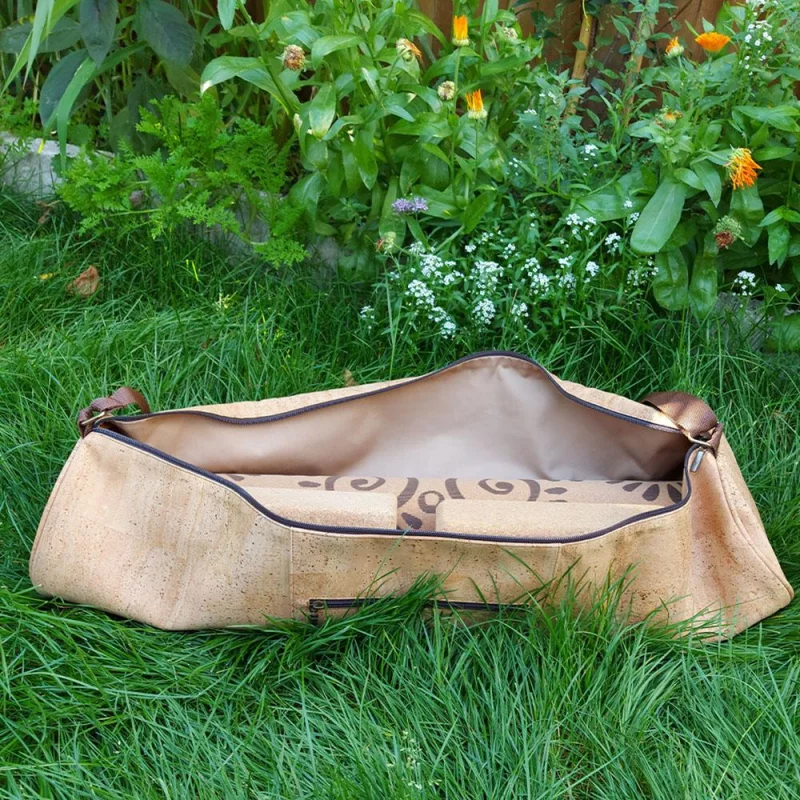 Yogatasche aus Kork in natürlichem Design, nachhaltig und vegan, ideal für Yoga-Matten und umweltbewusste Praktizierende.