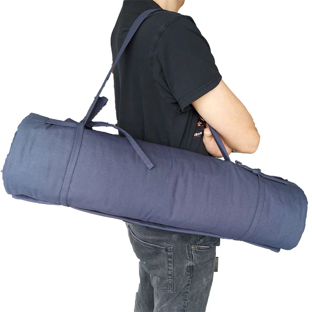 Bio Yogamatte aus Baumwolle in natürlichem Design, umgeben von Pflanzen, ideal für Yoga und Fitness.