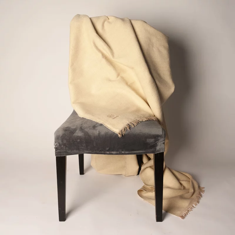 Yogadecke aus handgewebter Bio Baumwolle in Beige, nachhaltig gefertigt für Yoga und Entspannung.