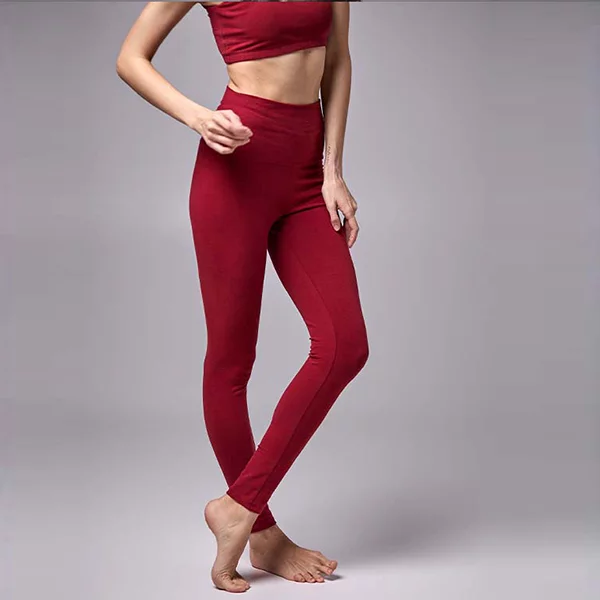 Leggings für Yoga und Sport in Schwarz, aus nachhaltigen, veganen Materialien, auf einem hellen Untergrund展示.
