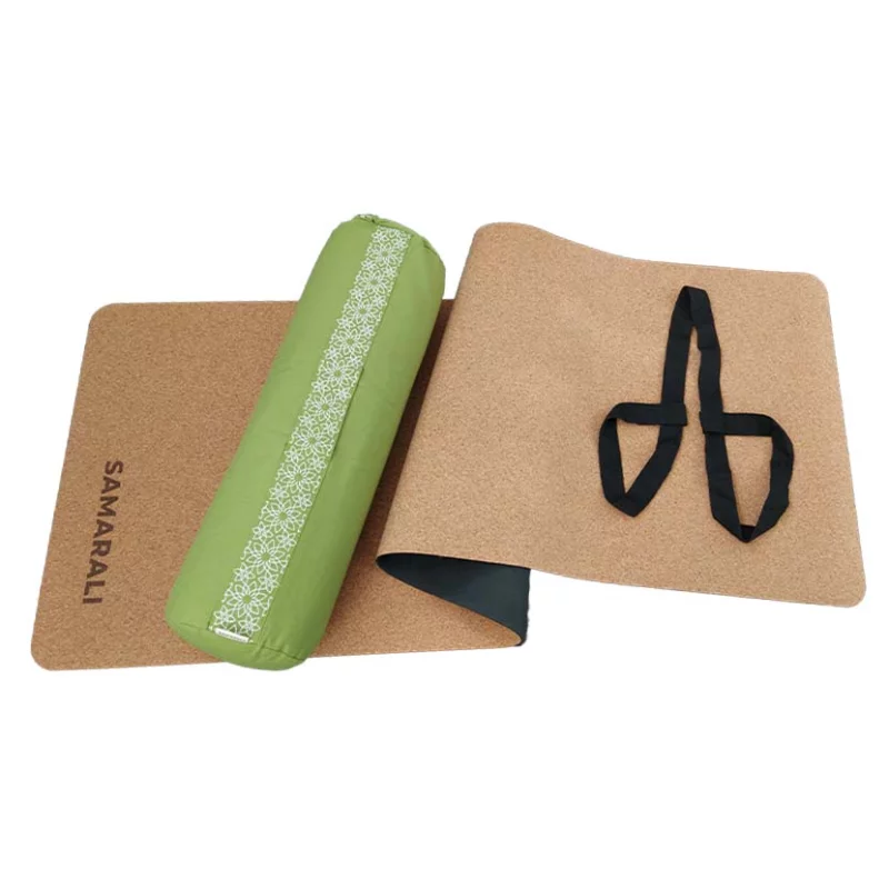 Yin Yoga Set Classic mit Yogamatte, Kork-Bolster, Massageball und Gurt in beruhigenden Farben für entspannende Yogapraxis.