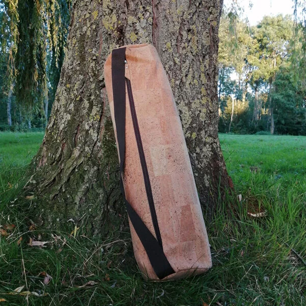 Yoga Tragetasche aus Kork, nachhaltig und vegan, in natürlichem Farbton mit Tragegriffen, auf hellem Hintergrund.
