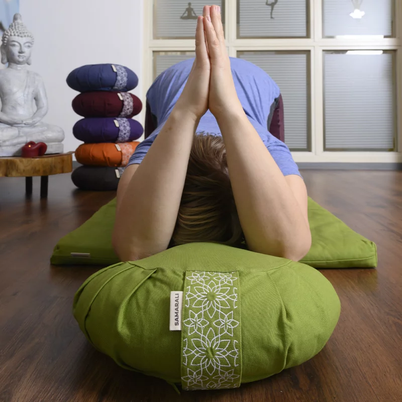 Meditationsset mit rundem Bio-Kissen, GOTS-zertifiziert, auf einem sanften Untergrund, ideal für entspannte Meditation.