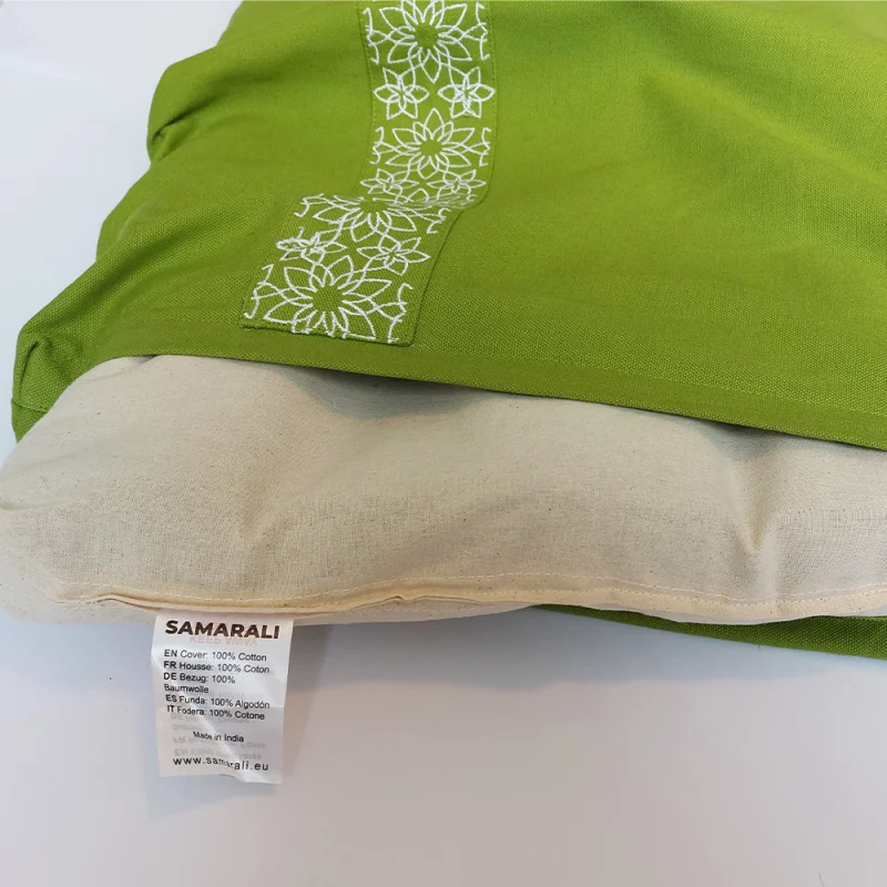 Meditationsmatte Zabuton aus Bio-Baumwolle, GOTS-zertifiziert und vegan, in sanften Farben auf einem hellen Untergrund.