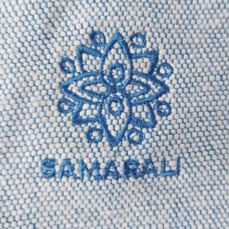 Yogadecke aus handgewebter Bio-Baumwolle in Blau, nachhaltig und weich, ideal für Yoga und Meditation.