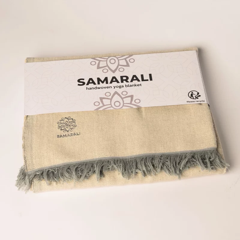 Yogadecke aus handgewebter Bio-Baumwolle in Grau, nachhaltig gefertigt, ideal für Yoga und Meditation.