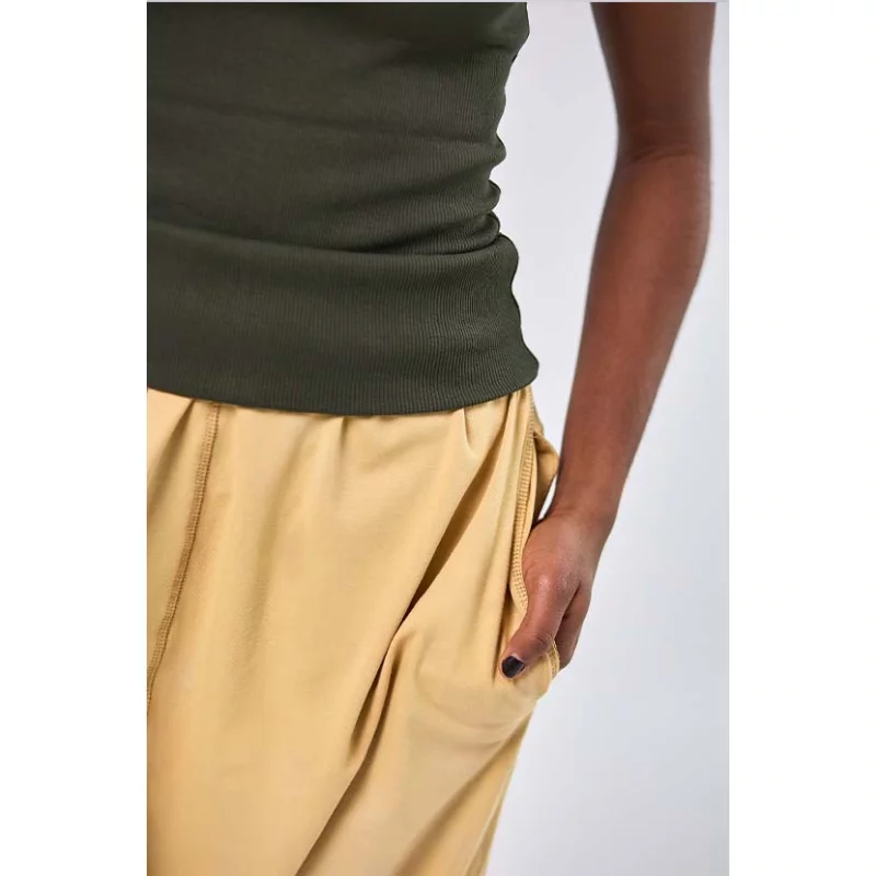 Nachhaltiges ärmelloses Tanktop in neutraler Farbe, aus Oeko-Tex-zertifiziertem Material, lässig und umweltbewusst.