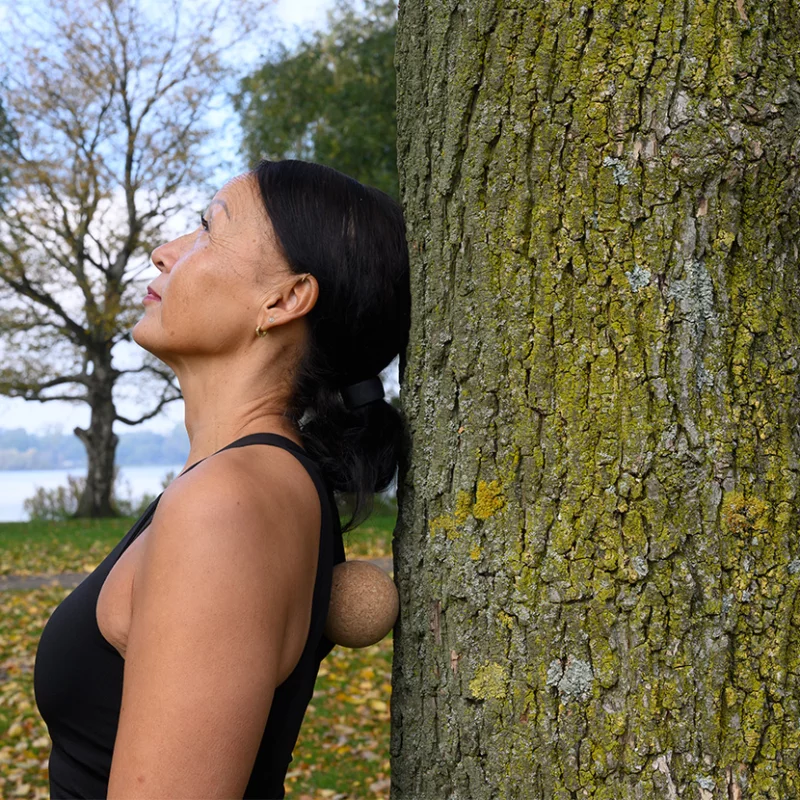 Nachhaltiger Yoga Massageball aus Kork, oval und mit einer strukturierten Oberfläche, ideal zur Entspannung und Massage.