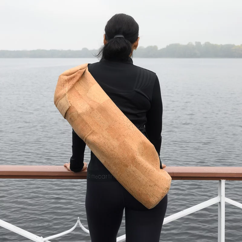 Nachhaltige Yogamatten-Tasche in sanften Farben, ideal für die Yogamatte, inklusive Gurt und Blöcke im Geschenk-Set.