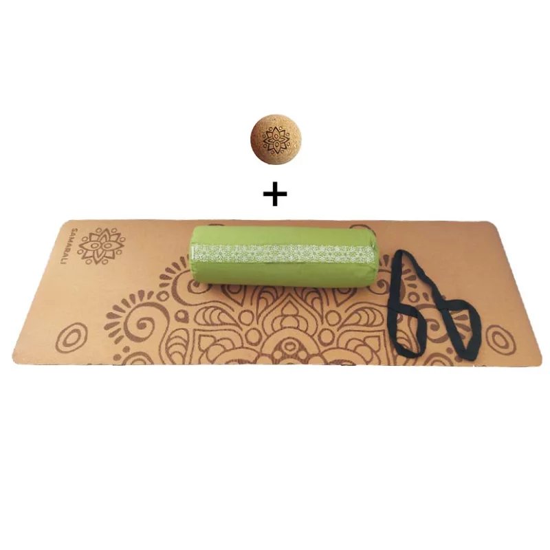 Yin Yoga Set 'Moon' mit Korkmatte, Bolster, Gurt und Massageball auf natürlichem Hintergrund für nachhaltige Wellness.