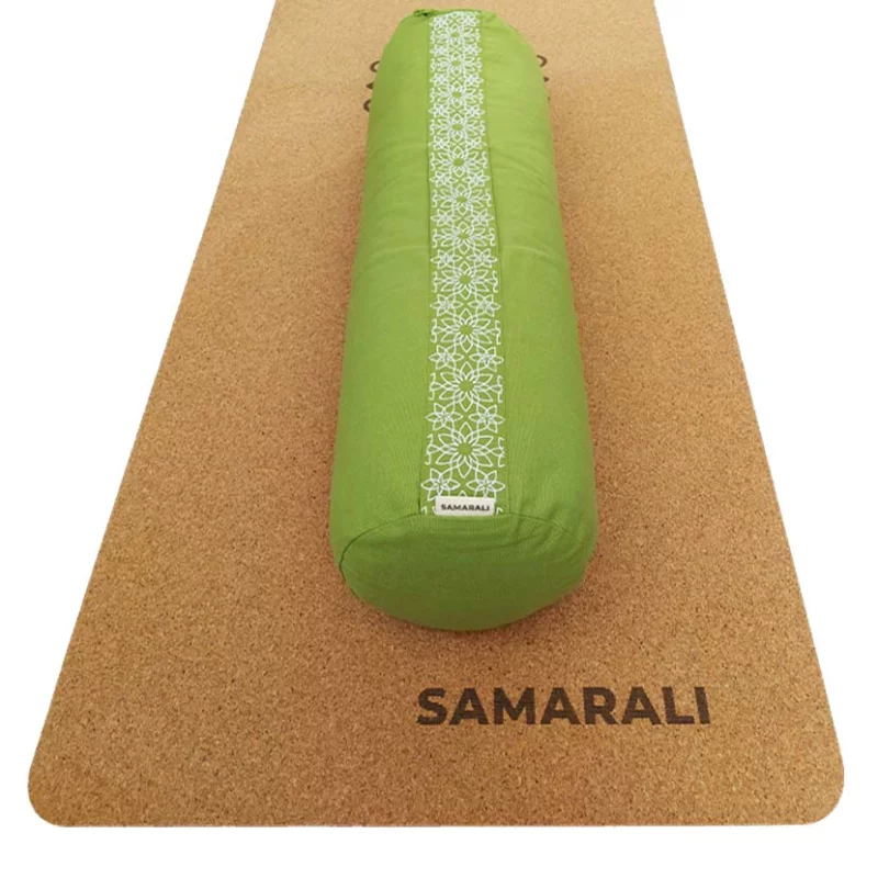 Yin Yoga Set Classic: Kork Yogamatte, Bolster, Massageball und Gurt in harmonischer Anordnung auf hellem Hintergrund.