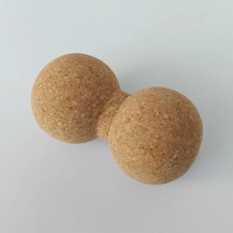 Ersnuss Massageball Nachhaltig aus Kork mit weißem Hintergrund