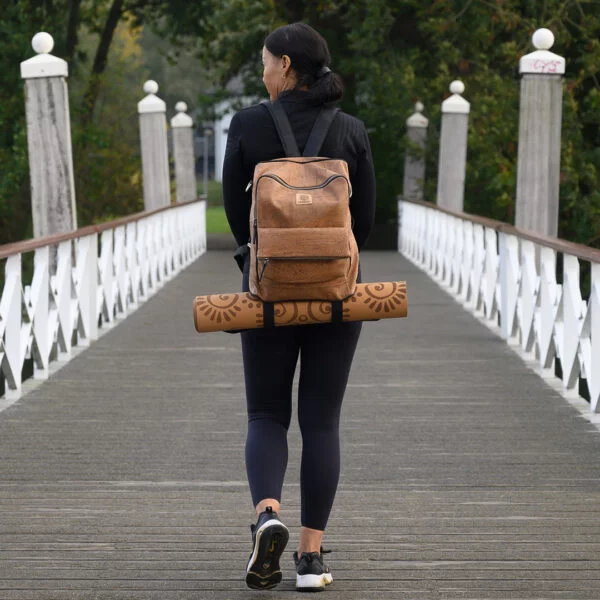 Nachhaltiger veganer Korkrucksack in natürlichem Design mit verstellbaren Trägern, ideal für Reisen und umweltbewusste Abente