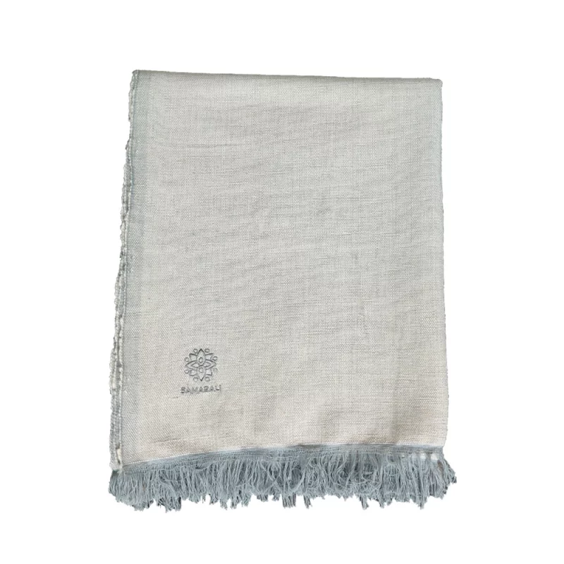 Yoga Decke aus Bio Baumwolle, handgefertigt, nachhaltig, in neutralen Farben, auf einem Holzuntergrund drapiert.