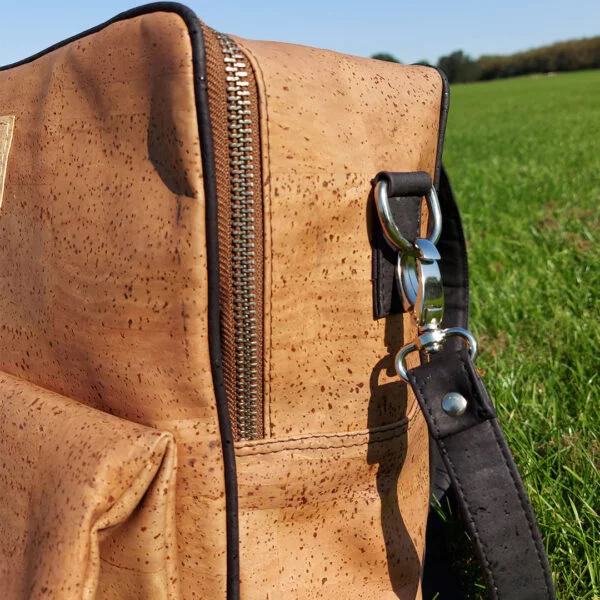 Nachhaltiger veganer Reise-Korkrucksack mit verstellbaren Schulterriemen, in natürlicher Korkoptik und praktischem Design.