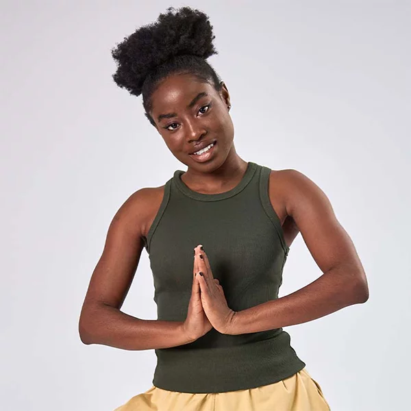 Nachhaltiges ärmelloses Tanktop in Weiß, Oeko Tex Standard, aus weichem, umweltfreundlichem Material, auf einem hellen Hinter