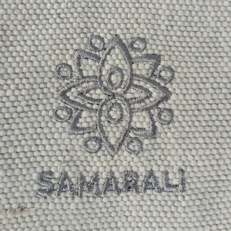 Yoga Decke aus handgewebter Bio-Baumwolle in grauem Design, nachhaltig produziert, ideal für Yoga und Meditation.