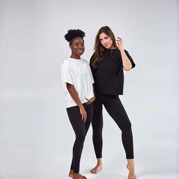 Sport T-Shirt Damen in lebendigen Farben, umweltfreundlich, fair produziert und vegan, ideal für sportliche Aktivitäten.