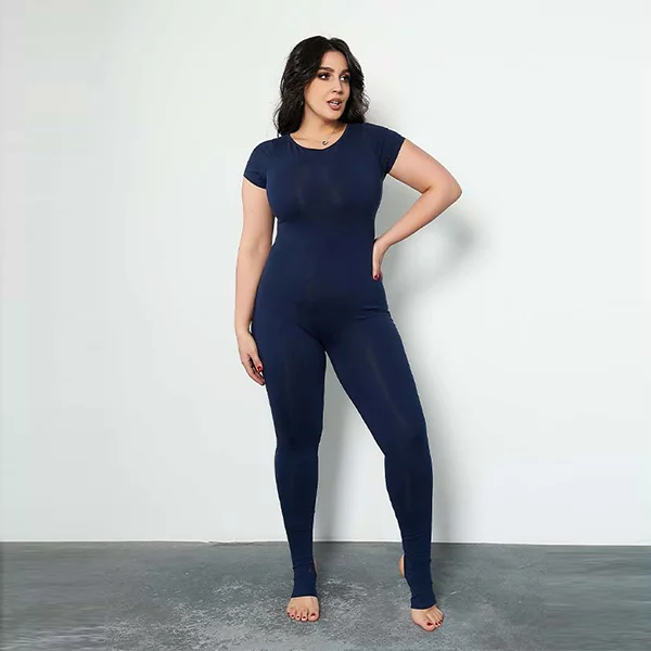 ALT-Text: "Jumpsuit Terra in Erdtönen, nachhaltig und vegan, mit elegantem Schnitt und luftiger Passform auf hellen Hintergru