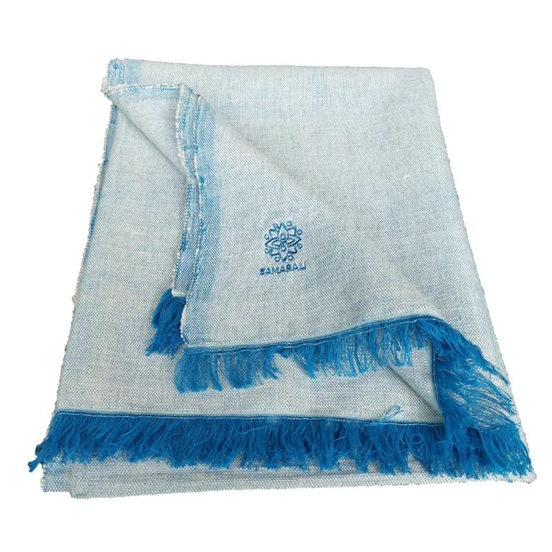 Handgefertigte Yogadecke aus nachhaltiger Bio-Baumwolle in Blau, ideal für Yoga, Meditation und mehr.