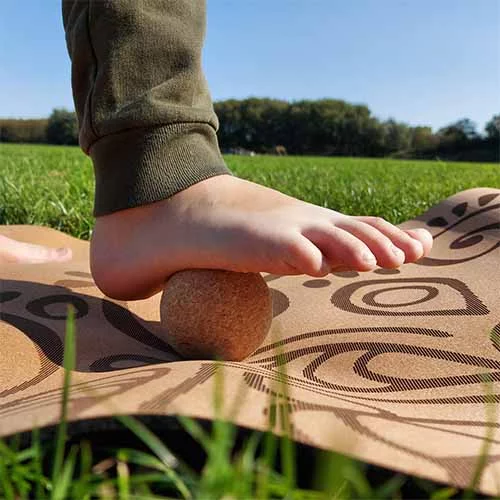 Yin Yoga Set 'Sun' mit Kork Yogamatte, Massageball, Bolster und Gurt, ideal für entspannende Yoga-Sessions.