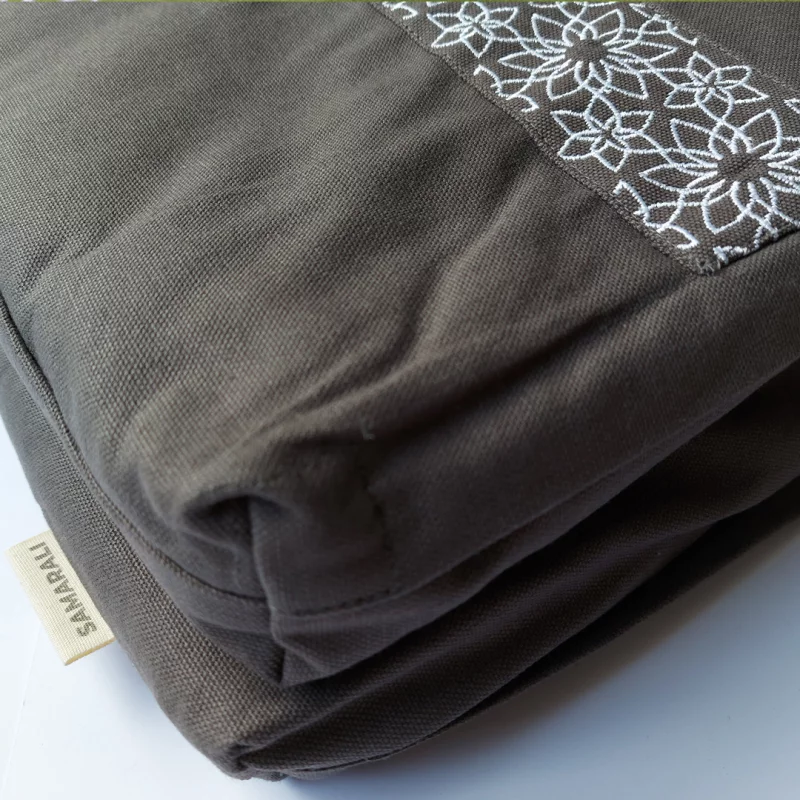 Meditationsmatte Zabuton aus Bio-Baumwolle, GOTS-zertifiziert, hellblau, ideal für entspannende Meditationspraxis.