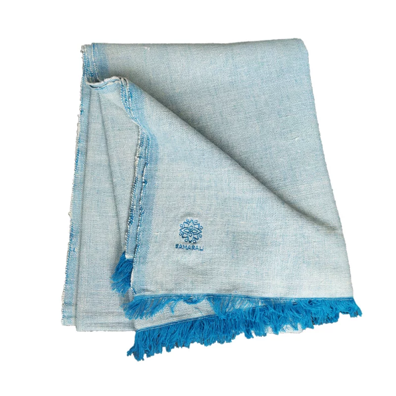 Yogadecke aus handgefertigter Bio-Baumwolle in Blau, nachhaltig und umweltfreundlich, ideal für Yoga und Meditation.